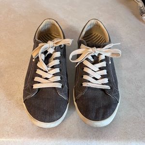 TAOS sneakers size 9